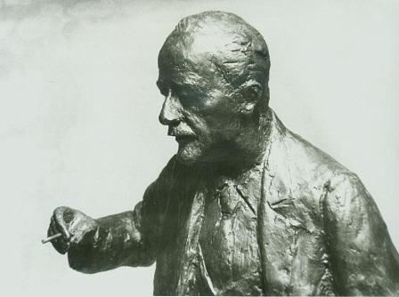 Михаил Михайлович Молоствов, верхняя часть скульптуры, видно правую руку с сигаретой