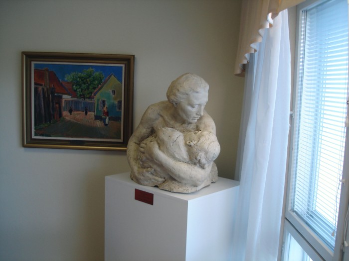 Фотография скульптуры матери с ребенком в центре социальной помощи