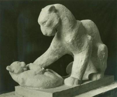 скульптура пантеры с детенышем