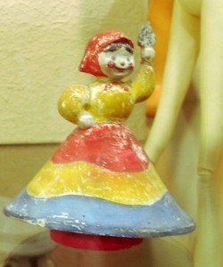 Фигурка девушки в радужном платье с поднятой рукой