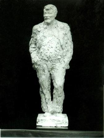 скульптурный портрет Николая Чекмарева в полный рост, анфас