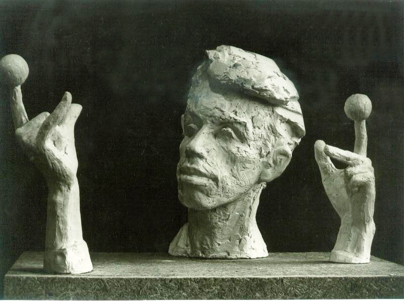 скульптурный портрет Льва Силаева с двумя отдельно стоящими руками
