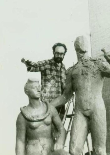 Лев с глиняной моделью скульптуры "Водолазы"