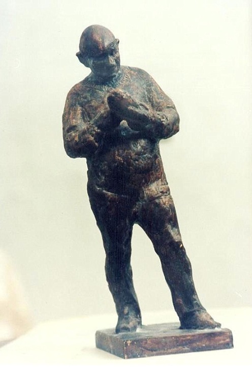 скульптурный портрет Матвея Якерсона в полный рост, анфас