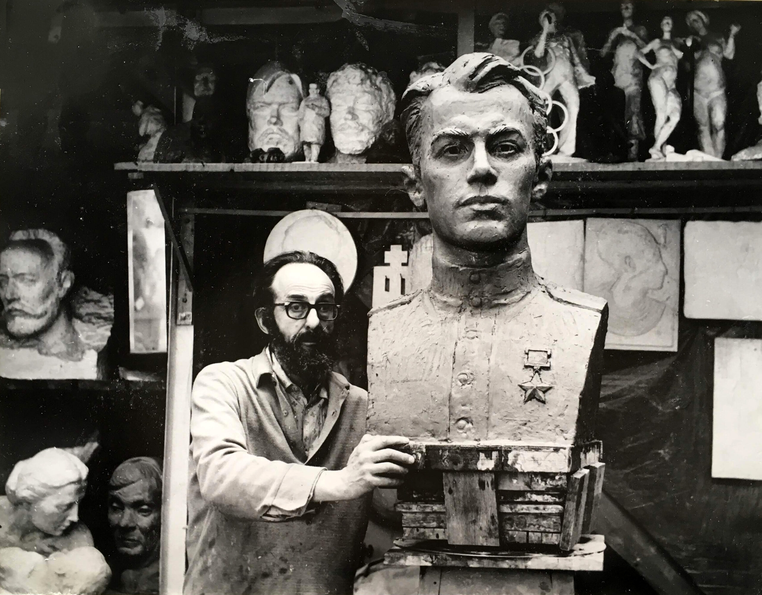 Лев в мастерской с портретом Якова Смушкевича